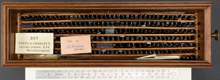 Boîte de poinçons typographiques : Marcellin-Legrand ancienne gravure corps 14