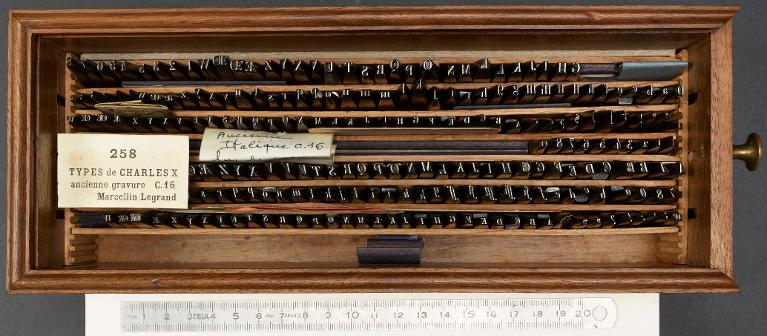 Boîte de poinçons typographiques : Marcellin-Legrand ancienne gravure corps 16