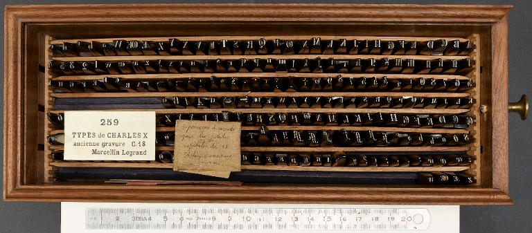 Boîte de poinçons typographiques : Marcellin-Legrand ancienne gravure corps 18