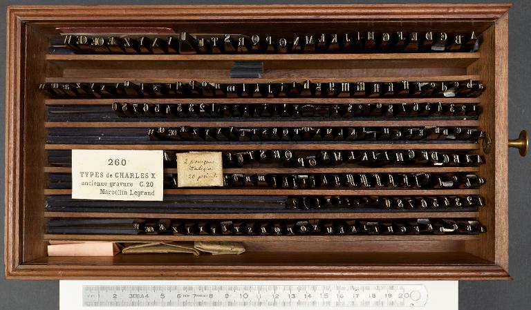Boîte de poinçons typographiques : Marcellin-Legrand ancienne gravure corps 20