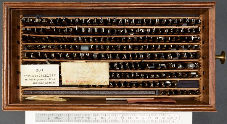Boîte de poinçons typographiques : Marcellin-Legrand ancienne gravure corps 24
