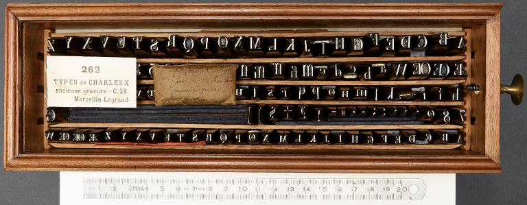 Boîte de poinçons typographiques : Marcellin-Legrand ancienne gravure corps 28