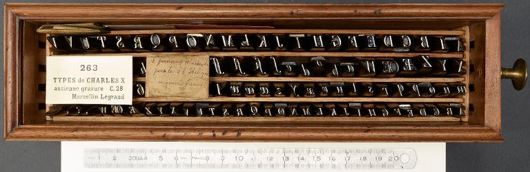 Boîte de poinçons typographiques : Marcellin-Legrand ancienne gravure corps 28