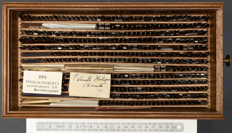 Boîte de poinçons typographiques : Marcellin-Legrand nouvelle gravure corps 8