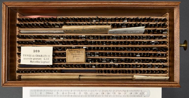 Boîte de poinçons typographiques : Marcellin-Legrand nouvelle gravure corps 10