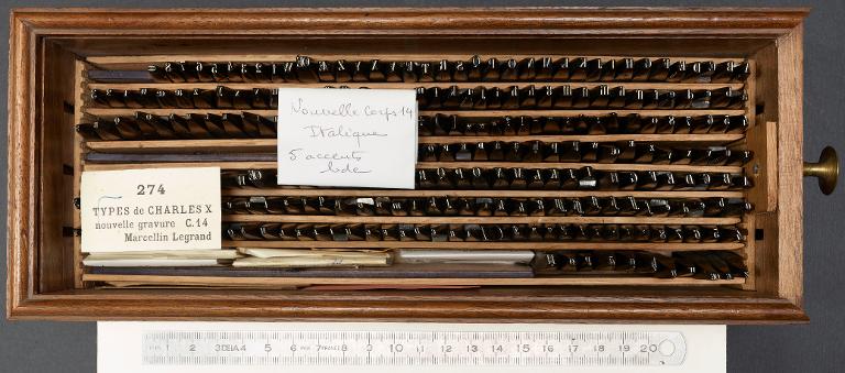Boîte de poinçons typographiques : Marcellin-Legrand nouvelle gravure corps 14