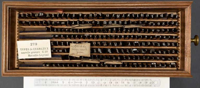 Boîte de poinçons typographiques : Marcellin-Legrand nouvelle gravure corps 20