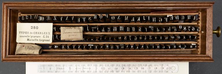 Boîte de poinçons typographiques : Marcellin-Legrand nouvelle gravure corps 24