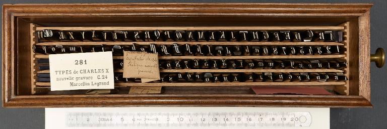 Boîte de poinçons typographiques : Marcellin-Legrand nouvelle gravure corps 24