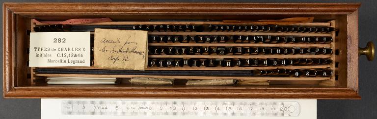 Boîte de poinçons typographiques : Marcellin-Legrand, initiales