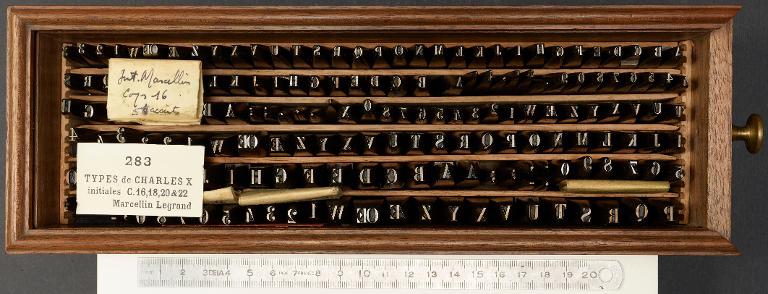 Boîte de poinçons typographiques : Marcellin-Legrand, initiales