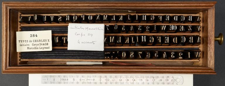 Boîte de poinçons typographiques : Marcellin-Legrand, initiales