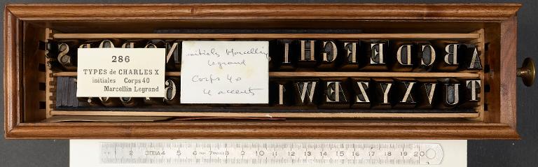 Boîte de poinçons typographiques : Marcellin-Legrand corps 40, initiales