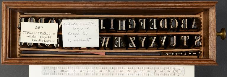 Boîte de poinçons typographiques : Marcellin-Legrand corps 44, initiales
