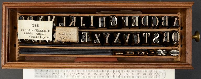 Boîte de poinçons typographiques : Marcellin-Legrand corps 48, initiales