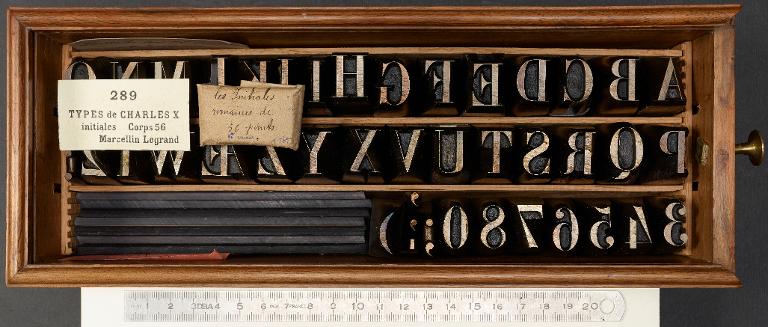 Boîte de poinçons typographiques : Marcellin-Legrand corps 56, initiales