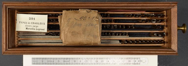 Boîte de poinçons typographiques : Marcellin-Legrand sur divers corps, initiales