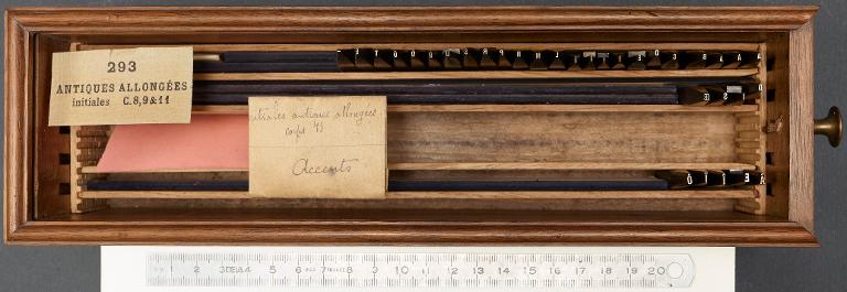 Poinçons typographiques : antique allongée corps 8, initiales