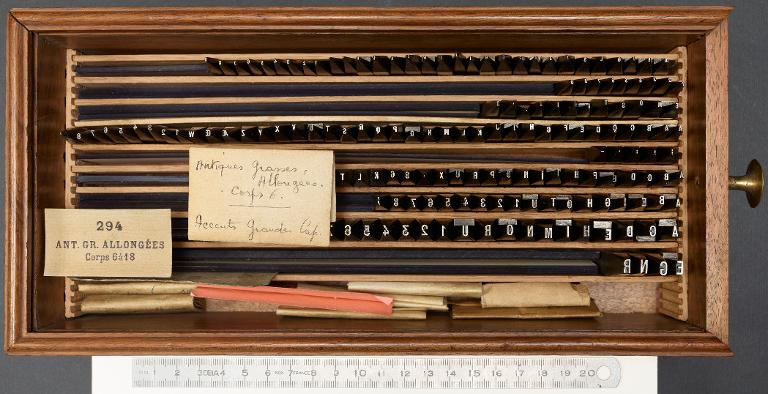 Poinçons typographiques : antique grasse allongée corps 6