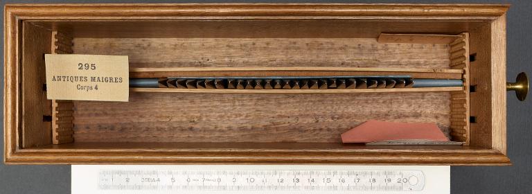 Boîte de poinçons typographiques : antique maigre corps 4, initiales