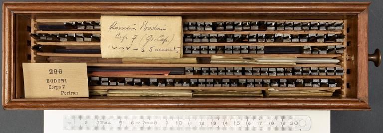 Boîte de poinçons typographiques : bodoni corps 7