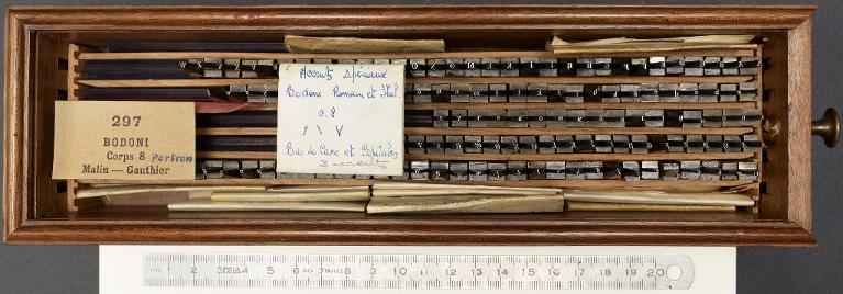 Boîte de poinçons typographiques : bodoni corps 8