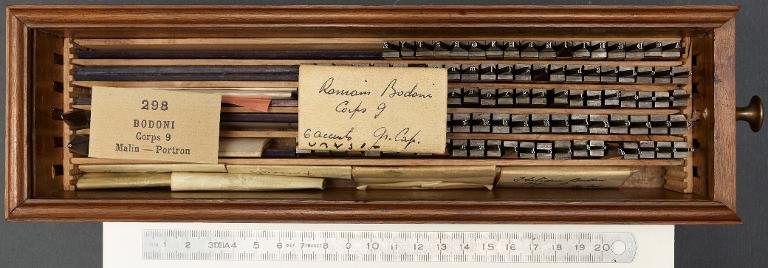 Boîte de poinçons typographiques : bodoni corps 9