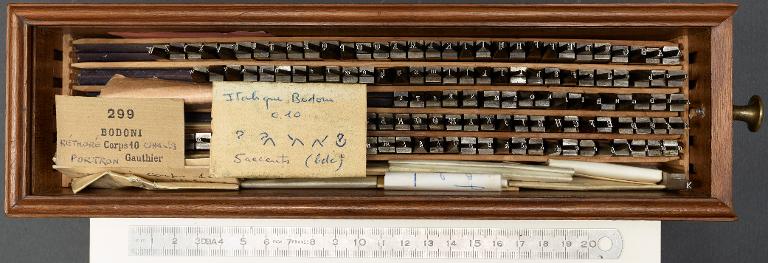 Boîte de poinçons typographiques : bodoni corps 10
