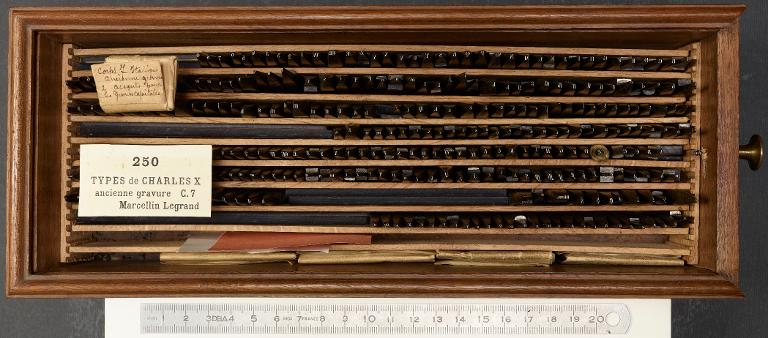 Boîte de poinçons typographiques : Marcellin-Legrand ancienne gravure corps 7