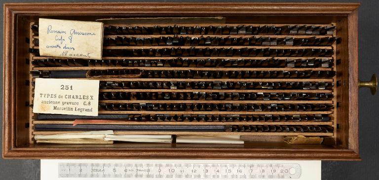 Boîte de poinçons typographiques : Marcellin-Legrand ancienne gravure corps 8