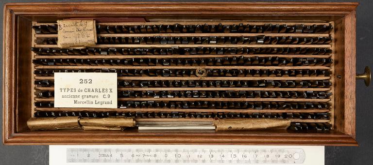 Boîte de poinçons typographiques : Marcellin-Legrand ancienne gravure corps 9