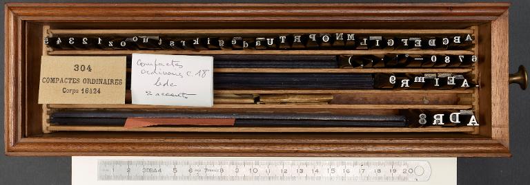 Poinçons typographiques : compacte ordinaire corps 18