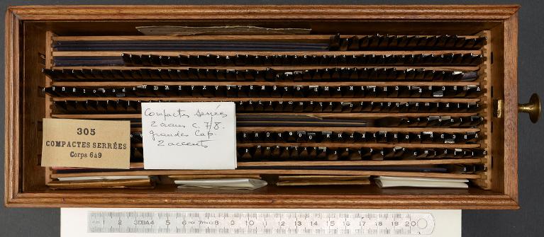 Poinçons typographiques : compacte serrée corps 8