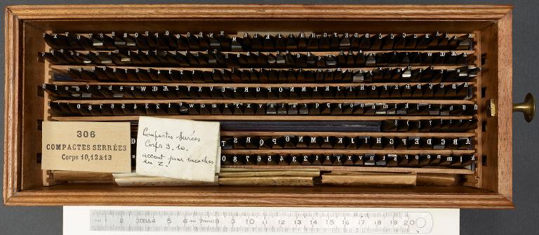 Boîte de poinçons typographiques : compacte serrée