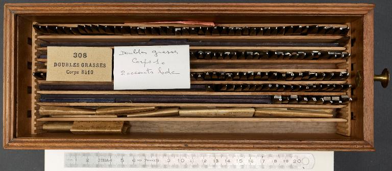 Poinçons typographiques : double grasse corps 6