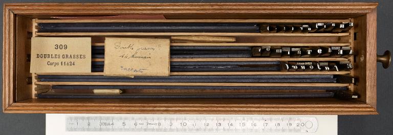 Poinçons typographiques : double grasse corps 16