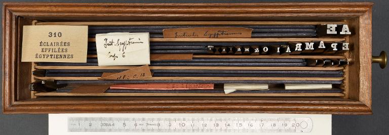 Poinçons typographiques : éclairée effilée corps 18, initiales