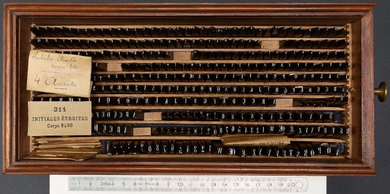 Poinçons typographiques : étroite corps 12, initiales