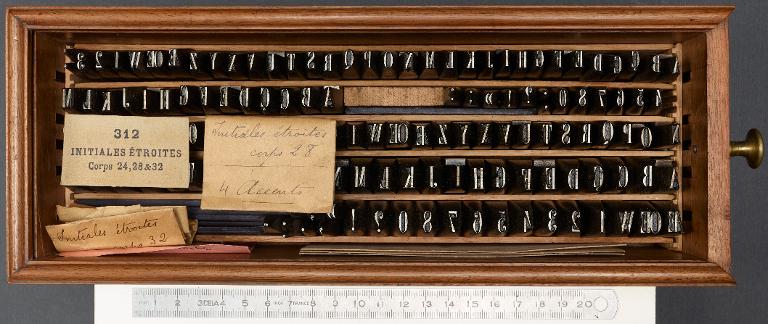 Poinçons typographiques : étroite corps 24, initiales