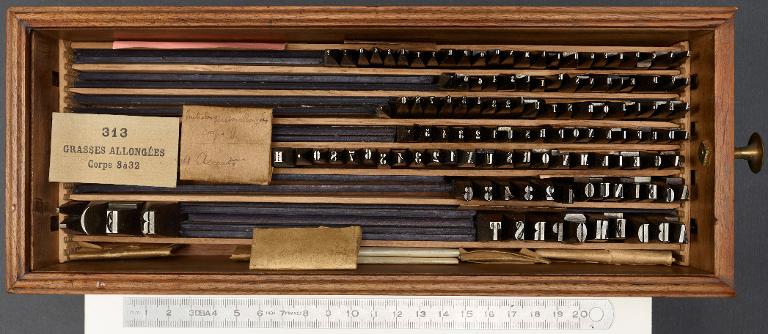 Poinçons typographiques : grasse allongée corps 9, initiales