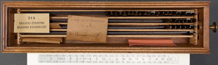 Poinçons typographiques : grasse étroite corps 8