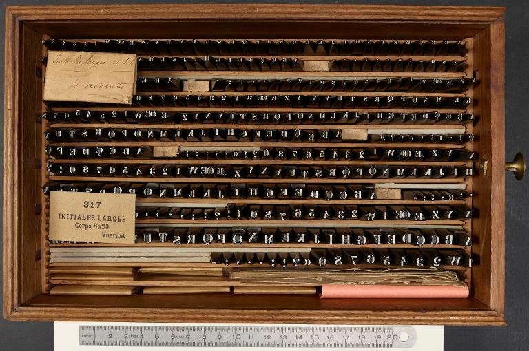Poinçons typographiques : large corps 12, initiales