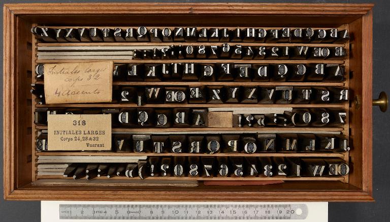 Poinçons typographiques : large corps 24, initiales