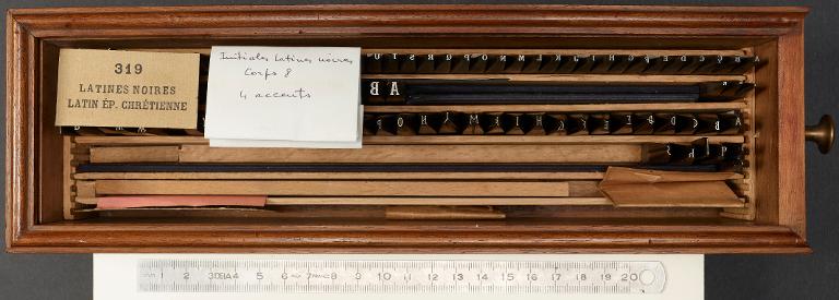 Poinçons typographiques : latine noire corps 8, initiales