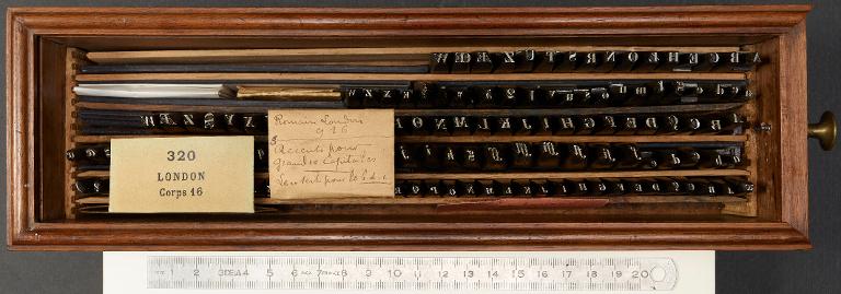 Boîte de poinçons typographiques : London corps 16