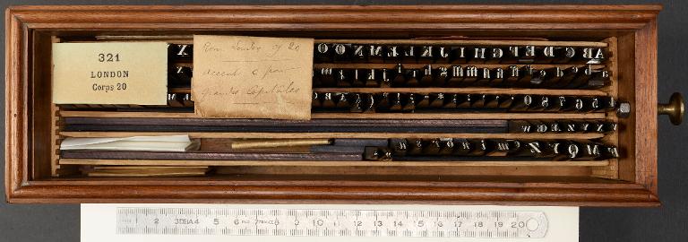 Boîte de poinçons typographiques : London corps 20