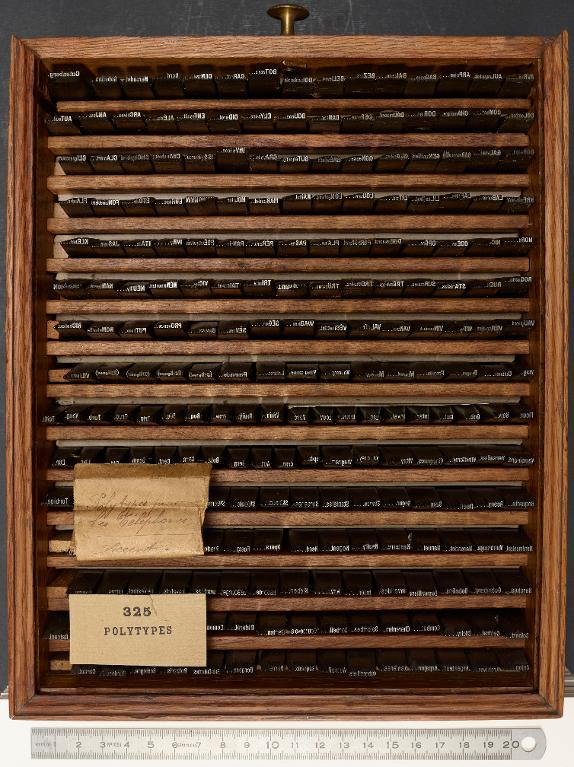 Boîte de poinçons typographiques : ornement polytype corps 14