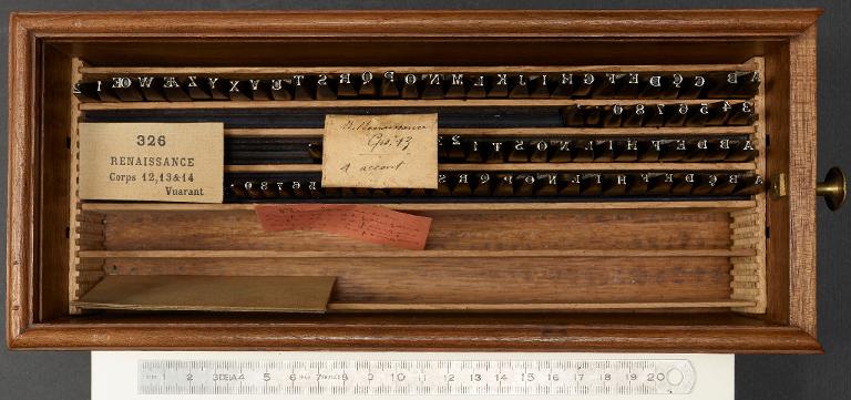 Boîte de poinçons typographiques : Renaissance