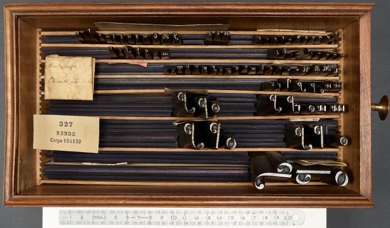 Boîte de poinçons typographiques : ronde sans désignation de corps