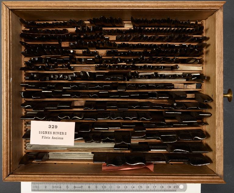 Boîte de poinçons typographiques : signes divers